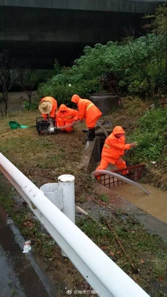 今早，刷爆朋友圈的除了大雨，还有这样一群人！