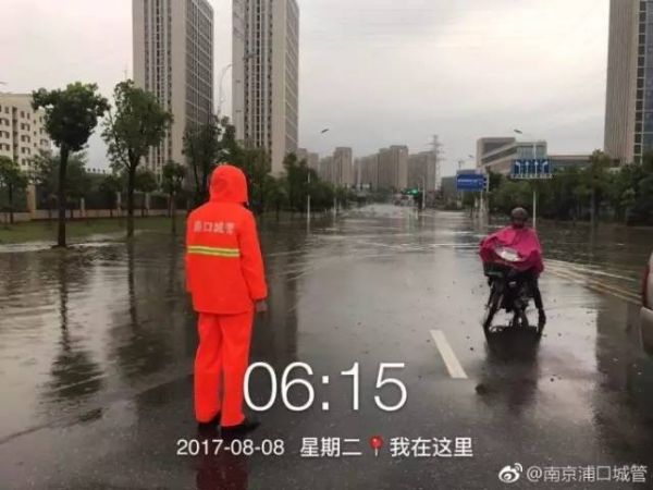 今早，刷爆朋友圈的除了大雨，还有这样一群人！