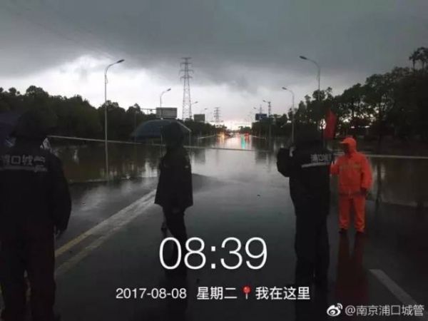 今早，刷爆朋友圈的除了大雨，还有这样一群人！