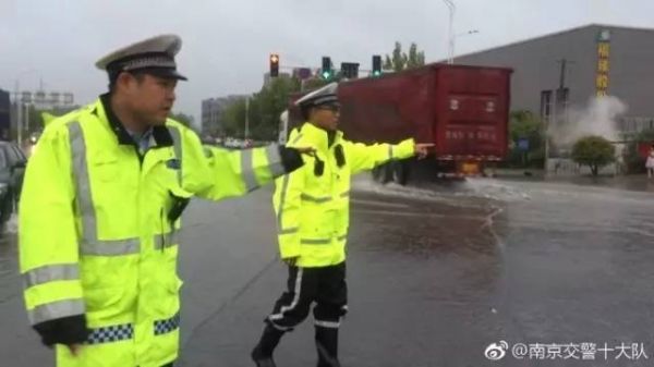 今早，刷爆朋友圈的除了大雨，还有这样一群人！