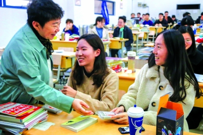 南邮定制“桂花糕” 为学子加油